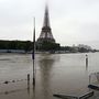 Párizsban a Szajna-partján több promenádon le kellett zárni az árvíz miatt, a várakozások szerint a következő napokban egy méterrel emelkedhet a folyó vízszintje. 