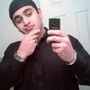Omar Mateen egy Twitteren keringó fotón. A férfi biztonsági őrként dolgozott, engedéllyel tartott fegyvert. Exfelesége szerint a férfi erőszakos volt, házasságuk alatt verte is, de nem volt különösebben vallásos. Omar Mateen nem sokkal a mészárlás előtt felhívta a 911-et, és hűséget esküdött az Iszlám Állam vezetőjének.