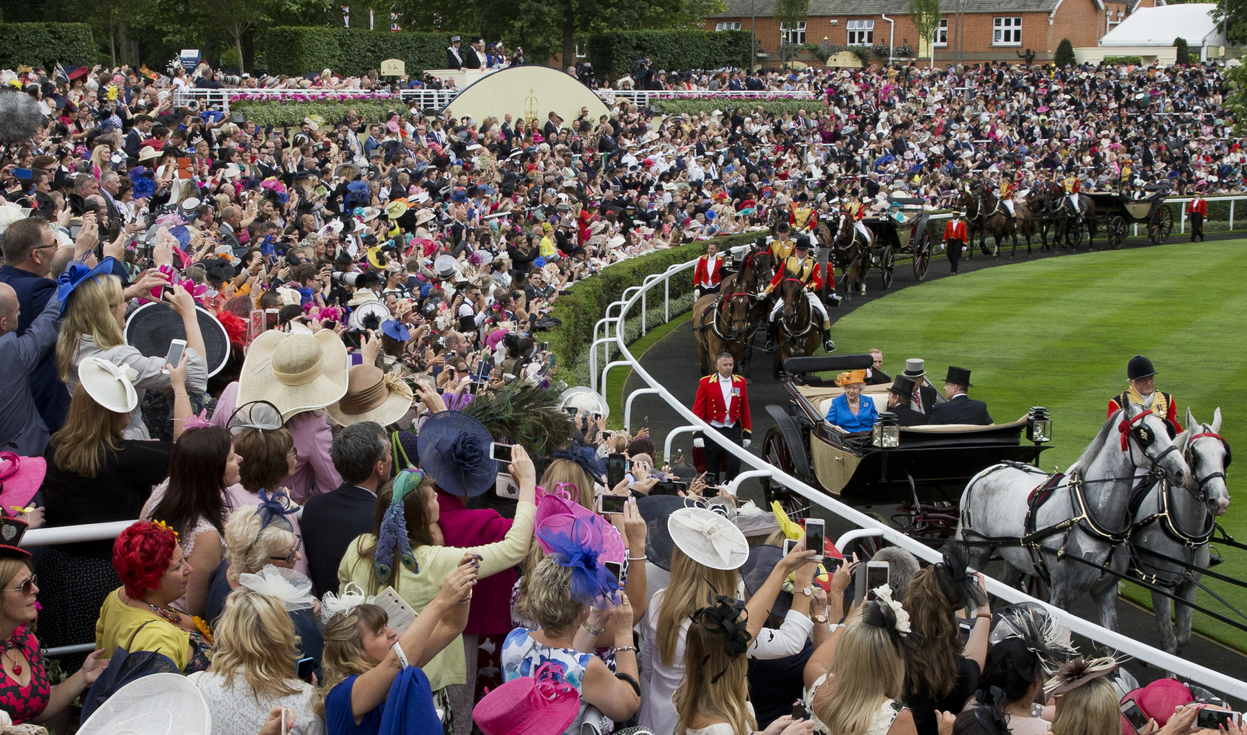 Ennél britebb kép nincs. Ha egy doboz Earl Grey és egy yorkshire puding is lenne rajta, a kép már meg is szólalna, méghozzá cockney akcentussal.
