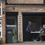 A választási bizottság tagjai egy privát ház garázsból kialakított szavazóhelyiségben, London déli kerületében, Croydonban