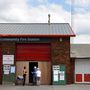 Szavazóhelység a Littleborough Közösségi Tűzoltóság épületében, az észak-angliai Rochdale közelében
