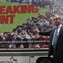 A UKIP menekültválságra építő kampányának egyik plakátjával.