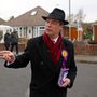Farage ajtóról ajtóra kampányol 2013-ban egy Eastleigh Hampshire-i utcán egy időközi választáson