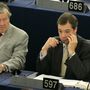 Nigel Farage és William Titford az EP-ben, ahol épp a José Manuel Barroso ellen indított bizalmatlansági indítványról szavaztak a képviselők. (2005.)