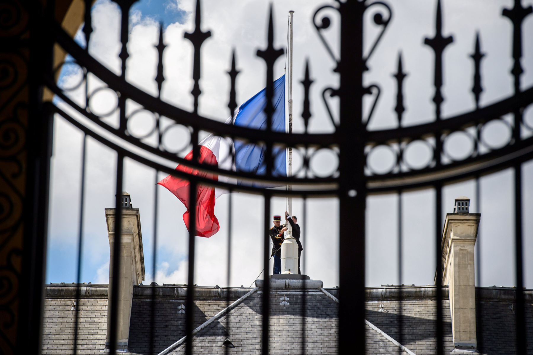 Szép számú tömeg gyűlt össze megemlékezni a támadásról a bejruti Francia Nagykövetségnél.