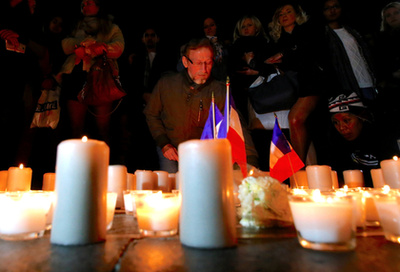 Szép számú tömeg gyűlt össze megemlékezni a támadásról a bejruti Francia Nagykövetségnél.