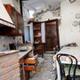 A földrengésben lakhatatlanná vált lakóház  Pescara del Trontoban.
