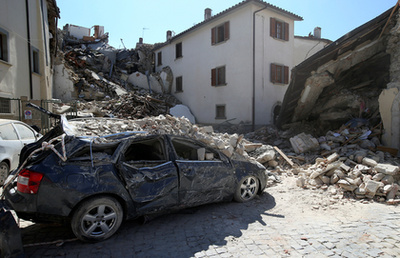 Olaszország két törésvonalon fekszik, így Európa szeizmikusan egyik legaktívabb országának számít. A mostanihoz hasonló legutóbbi nagy földrengés 2009-ben volt és az Abruzzo régióban lévő L'Aquila városát sújtotta, több mint 300 ember halálát okozva.