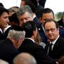 Francois Hollande és Justin Trudeau kanadai miniszterelnök fognak kezet a ravatalon