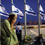 Gyászoló férfi az izraeli parlament (kneszet) épülete előtt felállított emlékhelynél