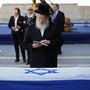 Yisrael Eichler mond imát Peresz koporsója felett a ravatalon
