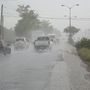 Kingston, Jamaica.Az erős szélben és esőzésben lassan halad a forgalom.