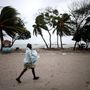 Les Cayes, Haiti. A legutóbbi előrejelzések szerint Matthew útvonala keletebbre tolódik és Haiti délnyugati csücske felett söpör majd át. 