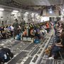 Egy Boeing Globemaster III. fedélzetén utasokkal tart az amerikai kontinens felé.A Guantánamo Bay-i amerikai támaszponton dolgozók családjait átszállították a biztonságos szárazföldre.