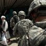 Amerikai katonák fésülnek át egy városi piacot Herat tartományban