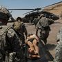 Sebesült afgán civilt visznek a mentőhelikopterhez Amerikai katonák. A 2001-ben indult offenzívából évekig nem kerültek nyilvánosságra képek amerikai sebesültekről vagy halottakról.