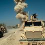 Útszéli bombát robbantanak fel a tűzszerészek egy konvoj mögött Kandaharban.
