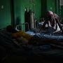 Sérülteket ápolnak a vihar után Les Cayes közkórházában. Több száz halálos áldozattal járt a vihar Haitin, és napokkal a vihar után a kolera is megjelent a túlélők között.