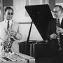 A fotózáson kívül a zene is szenvedélye volt: a képen Bhumibol Aduljadezs és a jazz-legenda Benny Goodman