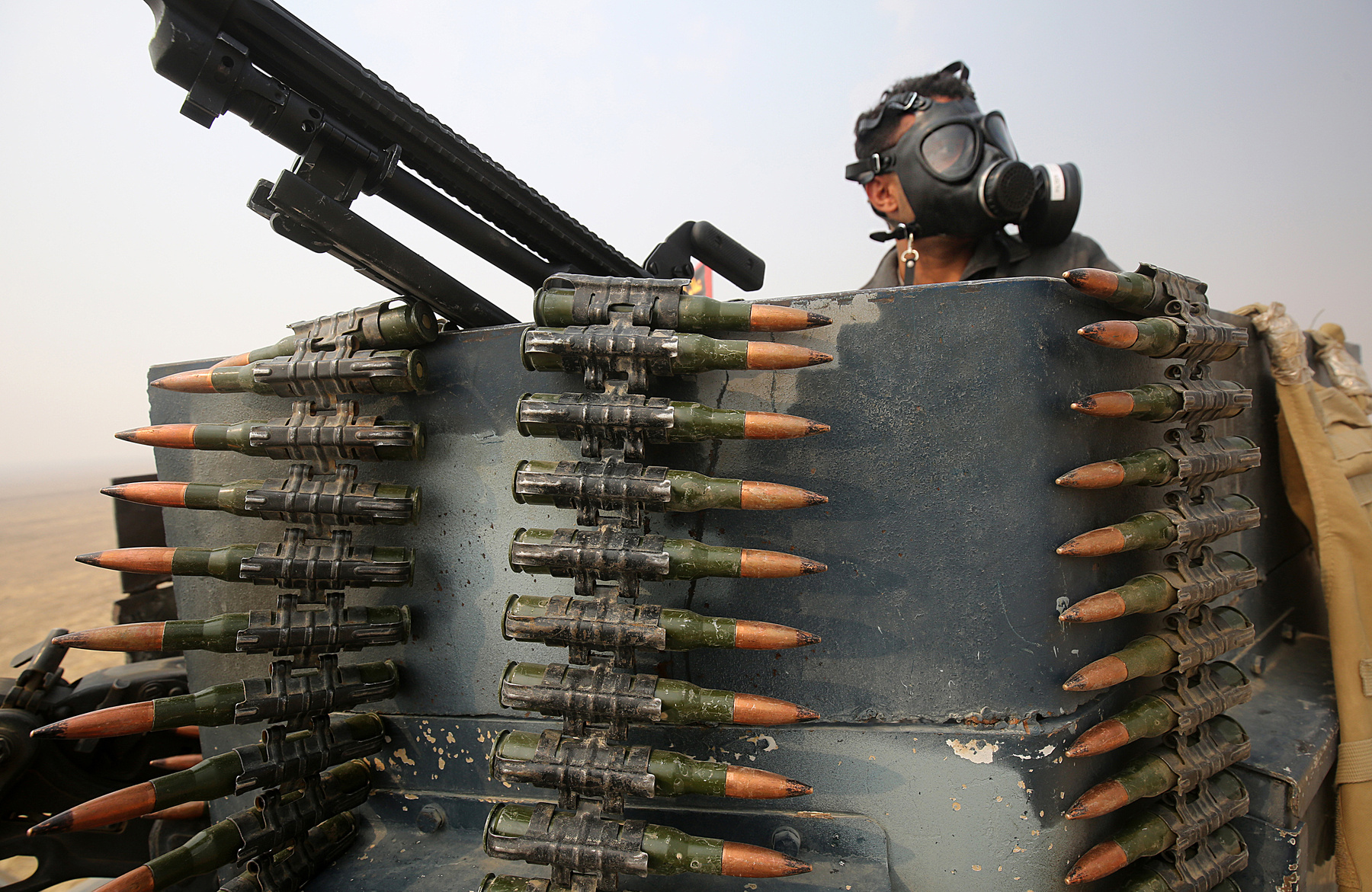 A lájk az Irakban is lájk: egy iraki civil lő egy szelfit a lángokkal. 
