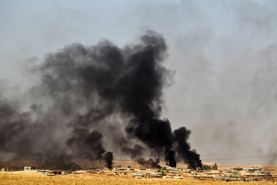 A lájk az Irakban is lájk: egy iraki civil lő egy szelfit a lángokkal. 