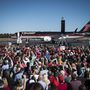 Donald Trump Észak-Karolinában a wilmingtoni reptéren tartott kampányrendezvényt, a háttérben ott látható a magángépe, amivel bejárta az államokat.