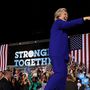 Clinton üdvözli a támogatóit az arizonai egyetemen. Arizona korábban inkább republikánus bástya volt – utoljára 1996-ban nyert itt demokrata, épp Hillary Clinton férje – mostanra azonban egyre inkább csatatérállammá vált.