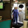 Clinton egy éttermet is felkeresett a szintén floridai Fort Lauderdale-ben. Florida 29 elektori szavazatot ad a győztesnek. Clintonnak itt egy százalékpont az előnye, ha nyer, Trump már nem nagyon hibázhat a többi csatatérállamban.