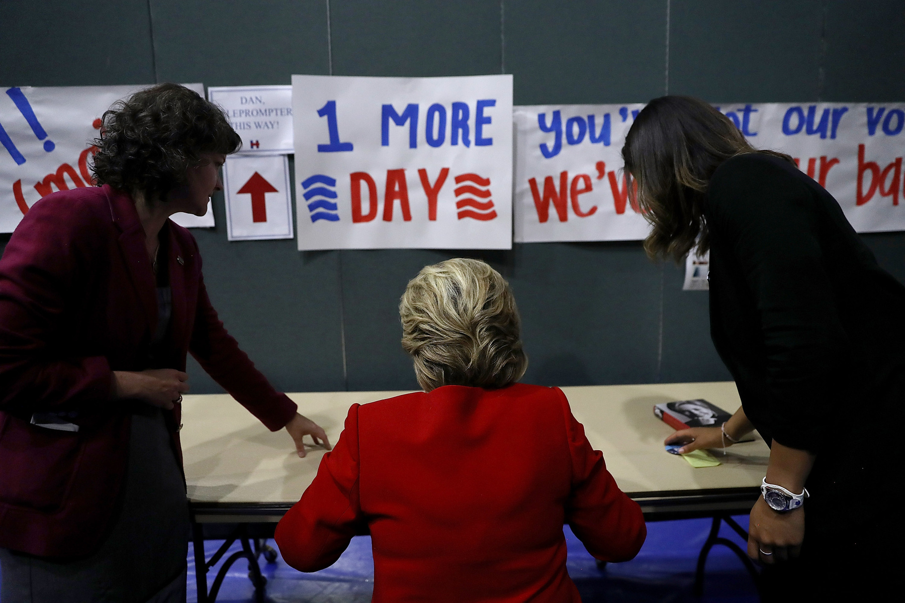 Clinton aláírásokat osztogat Michiganben. A demokrata jelölt itt szinte biztos befutó.