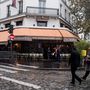 A Bonne Biere kávézó, a párizsi támadások egy másik helyszíne egy évvel a terror után. A helyeken a támadás után Je suis en terrasse, azaz A teraszon vagyok fleiratokat függesztettek ki, jelezve, hogy a párizsiak nem adják meg magukat a fenyegetésnek.