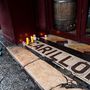 A Carillon bár bejáratánál, ahol szintén gyilkoltak a terroristák, gyertyákkal emlékeztek az egy évvel ezelőtt történtekre.