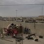 Az iraki különleges alakulatok egyik tagja célra tart egy épület teraszán.