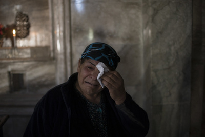 A könnyeivel küszködik egy iraki keresztény asszony a Szent György templomban tartott misén az észak-iraki Moszultól keletre fekvő Basikában.