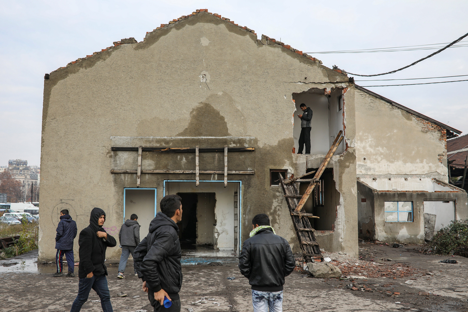 Állatoknak való hely ez, nem embernek, mondja Kabul, aki egy hónapja lakik a raktárban, de de mégsem hajlandó a 11 szerb tábor egyikébe sem bevonulni. 
Egyszer már visszaküldtek Macedóniába, de állítja, ez még egyszer nem fordulhat elő.