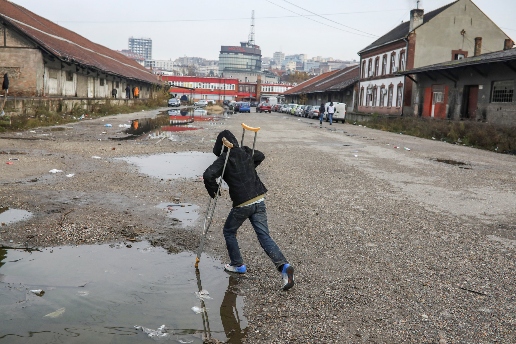 Állatoknak való hely ez, nem embernek, mondja Kabul, aki egy hónapja lakik a raktárban, de de mégsem hajlandó a 11 szerb tábor egyikébe sem bevonulni. 
Egyszer már visszaküldtek Macedóniába, de állítja, ez még egyszer nem fordulhat elő.