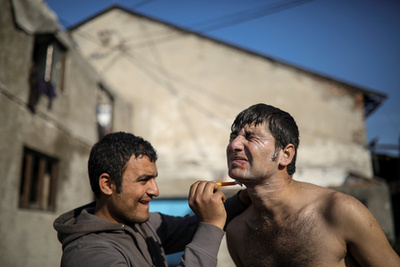 Állatoknak való hely ez, nem embernek, mondja Kabul, aki egy hónapja lakik a raktárban, de de mégsem hajlandó a 11 szerb tábor egyikébe sem bevonulni. 
Egyszer már visszaküldtek Macedóniába, de állítja, ez még egyszer nem fordulhat elő.