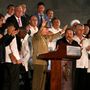 A legmagasabb rangú kubai vezetők, köztük a hatalmat beteg bátyjától 2006-ban átvevő Raúl Castro államfő társaságában vett részt a gyászünnepségen Nicolas Maduro venezuelai, Evo Morales bolíviai és Daniel Ortega nicaraguai elnök, s jelen volt Jacob Zuma dél-afrikai elnök is.