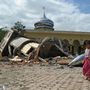 A Richter-skála szerint 6,5-es erősségű földrengés pusztított szerdán az indonéziai Szumátra szigetén. Legalább 52 ember meghalt.