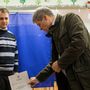 Dacian Ciolos miniszterelnök leadja szavazatát