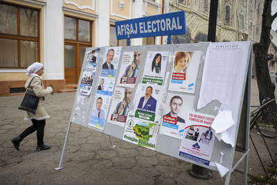 Liviu Dragnea a román Szociáldemokrata Párt (PSD) elnöke nyilatkozik a sajtó képviselõinek az exit poll eredmények közzé tétele után Bukarestben 2016. december 11-én a parlamenti választásokat követõen. Az elsõ becslések szerint az eddigi legnagyobb frakcióval rendelkezõ PSD fölényesen a voksok csaknem 46 százalékát megszerezve nyerte meg a romániai parlamenti választásokat.