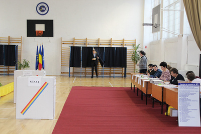 Liviu Dragnea a román Szociáldemokrata Párt (PSD) elnöke nyilatkozik a sajtó képviselõinek az exit poll eredmények közzé tétele után Bukarestben 2016. december 11-én a parlamenti választásokat követõen. Az elsõ becslések szerint az eddigi legnagyobb frakcióval rendelkezõ PSD fölényesen a voksok csaknem 46 százalékát megszerezve nyerte meg a romániai parlamenti választásokat.