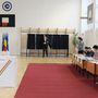 Klaus Iohannis kilép a szavazófülkéből