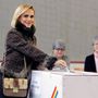 Gabriela Firea bukaresti polgármester egy fővárosi szavazóhelyiségben 
