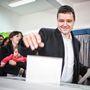 Nicusor Dan román matematikus aktivista az Unió Románia Megmentéséért (USR) párt vezetője leadja szavazatát egy bukaresti szavazóhelyiségben 