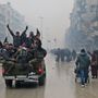 A szíriai kormányerők terepjárója hajt át ünneplő katonákkal az otthonaikból menekülő civilek között.