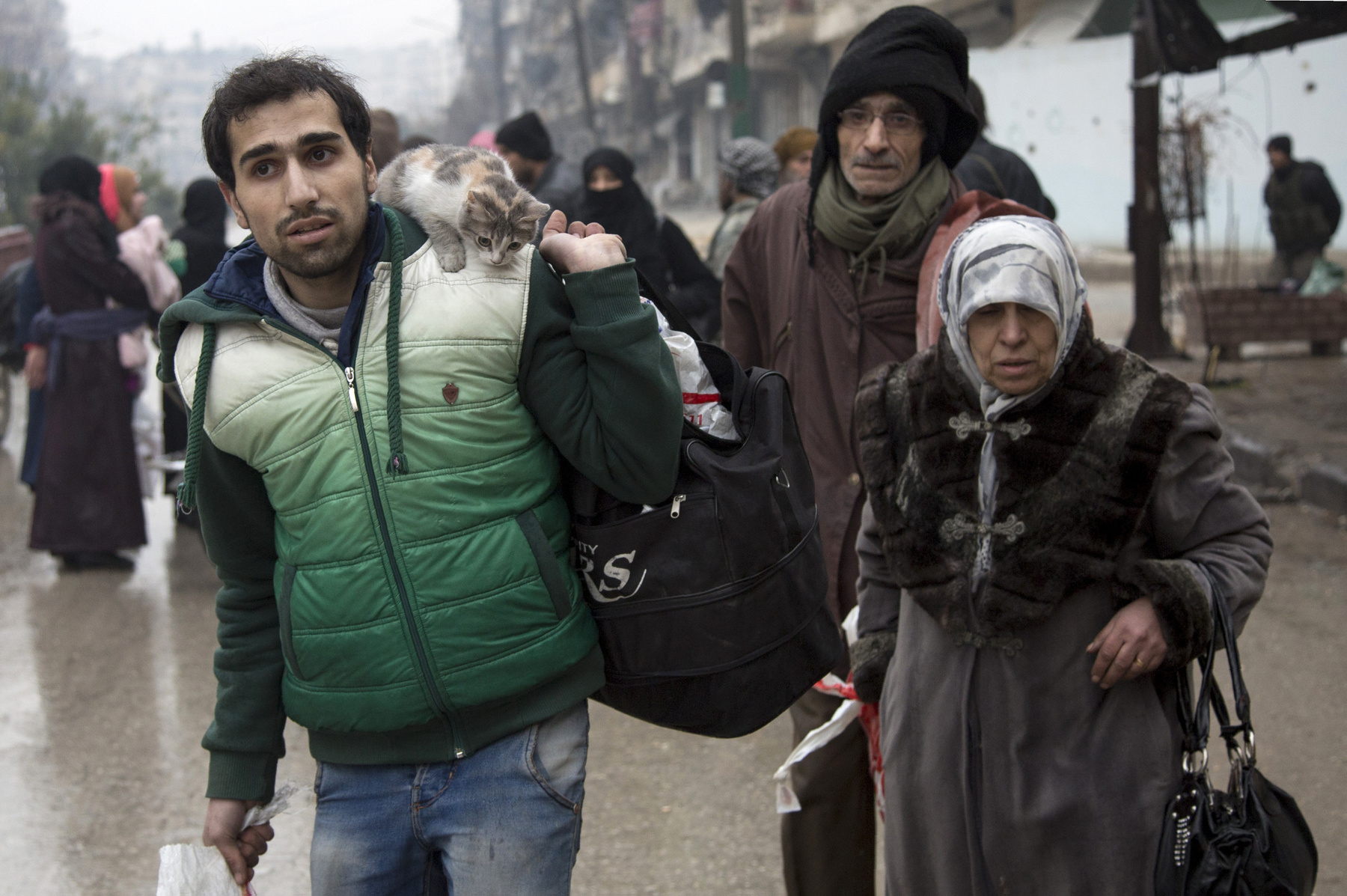 Egyedül sétál a menekülő civilek között egy kisfiú Aleppóban.