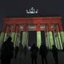 A Brandenburgi kapu a német zászló színeivel, majd pedig a berlini zászló színeivel is emlékezett az áldozatokra.