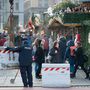 Thomas de Maizière német belügyminiszter azt mondta, hogy a karácsonyi vásárokat nem kell leállítani a berlini támadás után, de növelték a rendőri jelenlétet. Drezdában viszont betontömbökkel vették körbe elővigyázatosságból az ottani vásárt.
