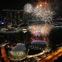 Szingapúr: tűzijátékkal köszöntötték a 2017-es évet a városállam Marina-öblében.
