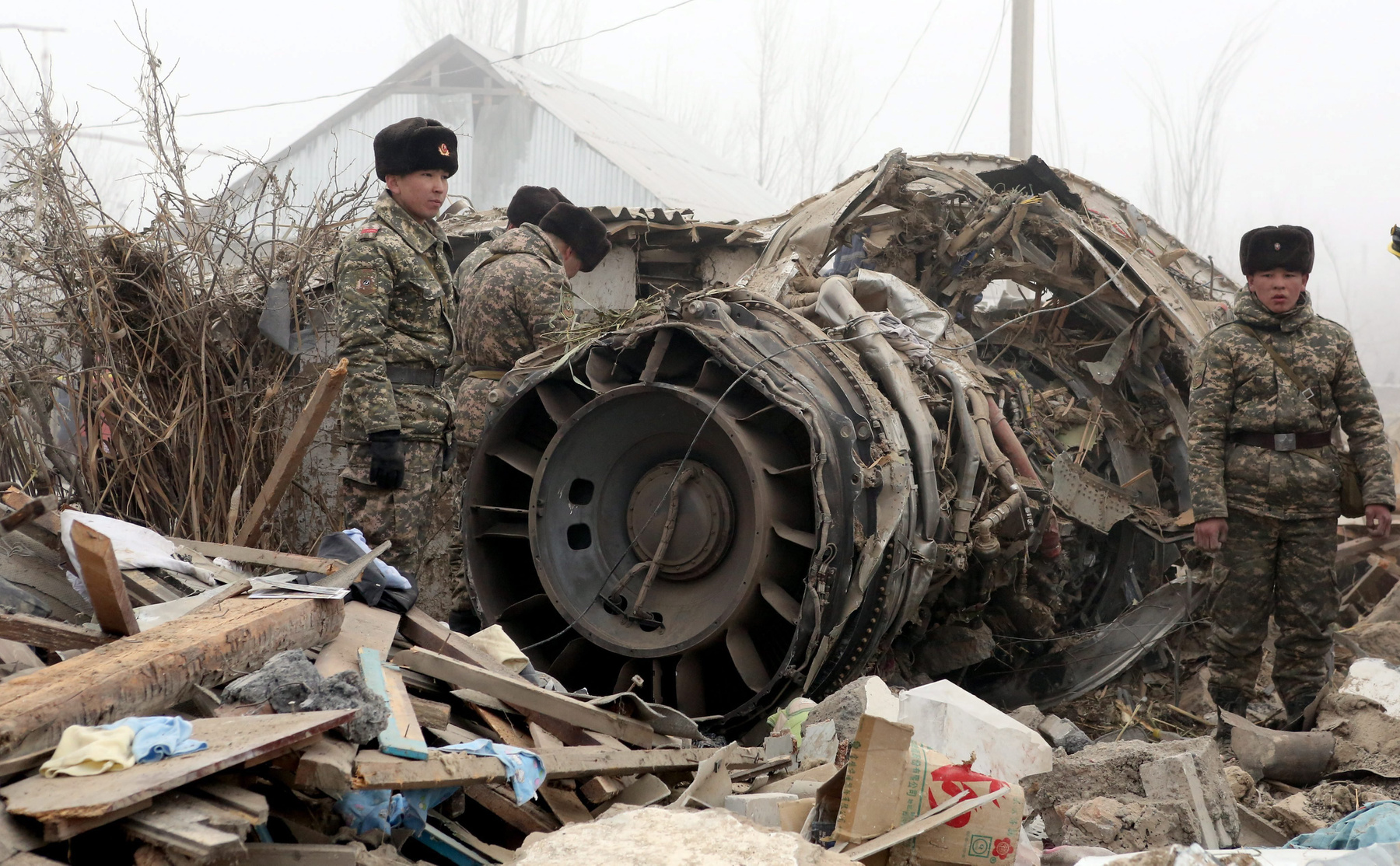A kirgiz katasztrófavédelmi minisztérium tájékoztatása szerint legalább 30 ember halt meg a balesetben. 